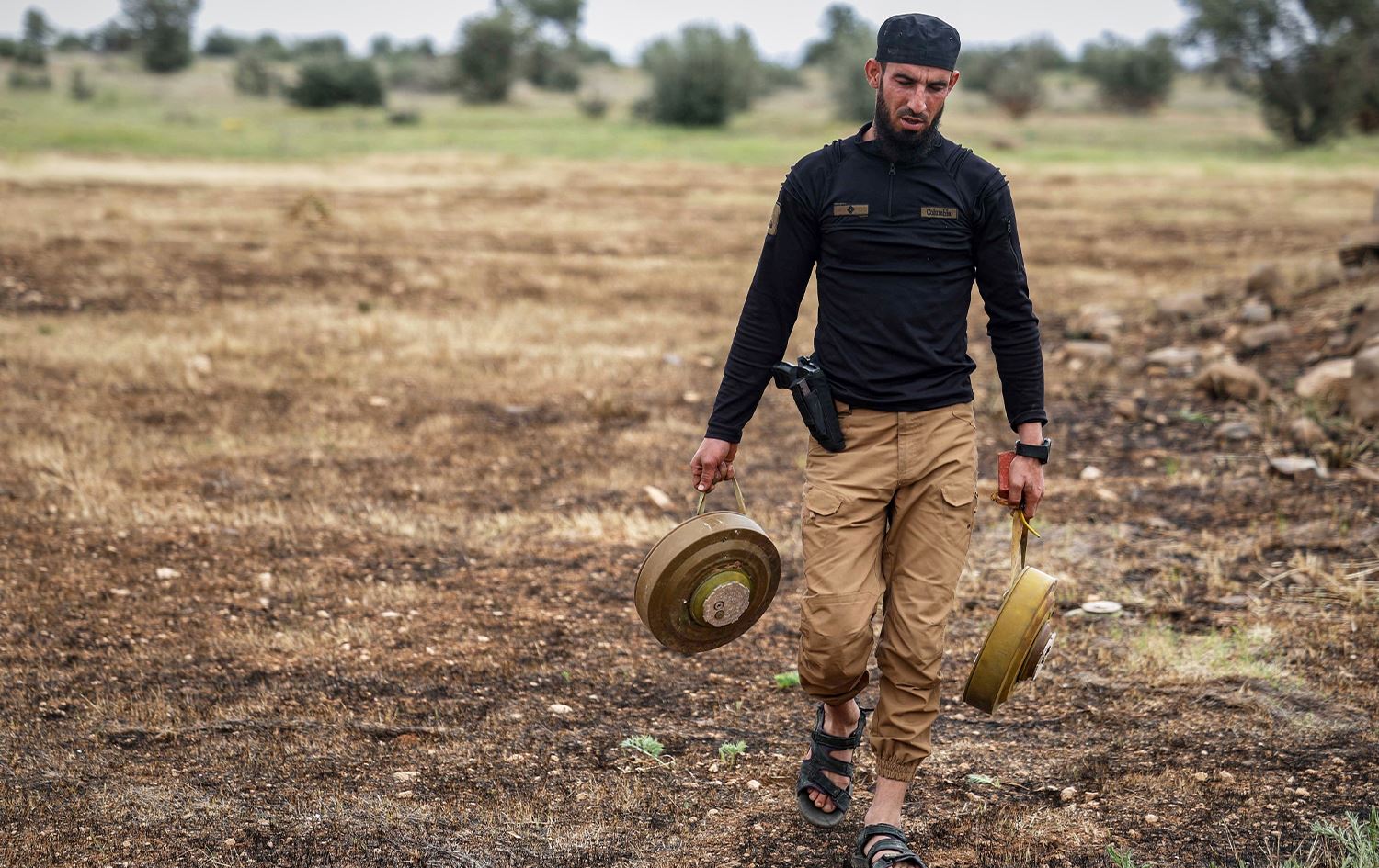 Çekdarekî HTŞyê li Îdlîbê mayînan radike\ Wêne: AP