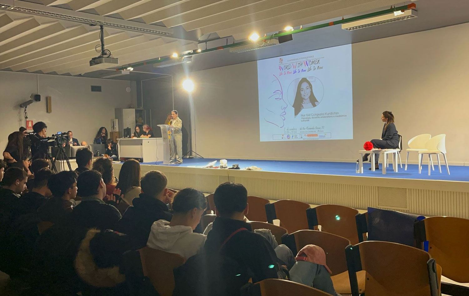 Kadına yönelik şiddetle mücadele kapsamında yürütülen "16 Günlük Aktivizm Kampanyası" çerçevesinde İtalya’nın Milano kenti, bugün küresel çapta ses getiren önemli bir buluşmaya ev sahipliği yaptı