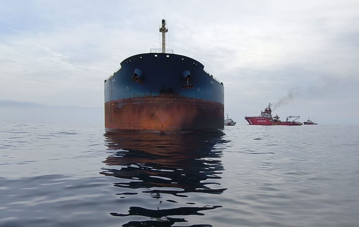 Rusya'ya seyir halindeyken Karadeniz açıklarında patlama ve yangın meydana geldiği ihbarı alınan "KAIROS" isimli gemideki yangın söndürülmüştü. / AA