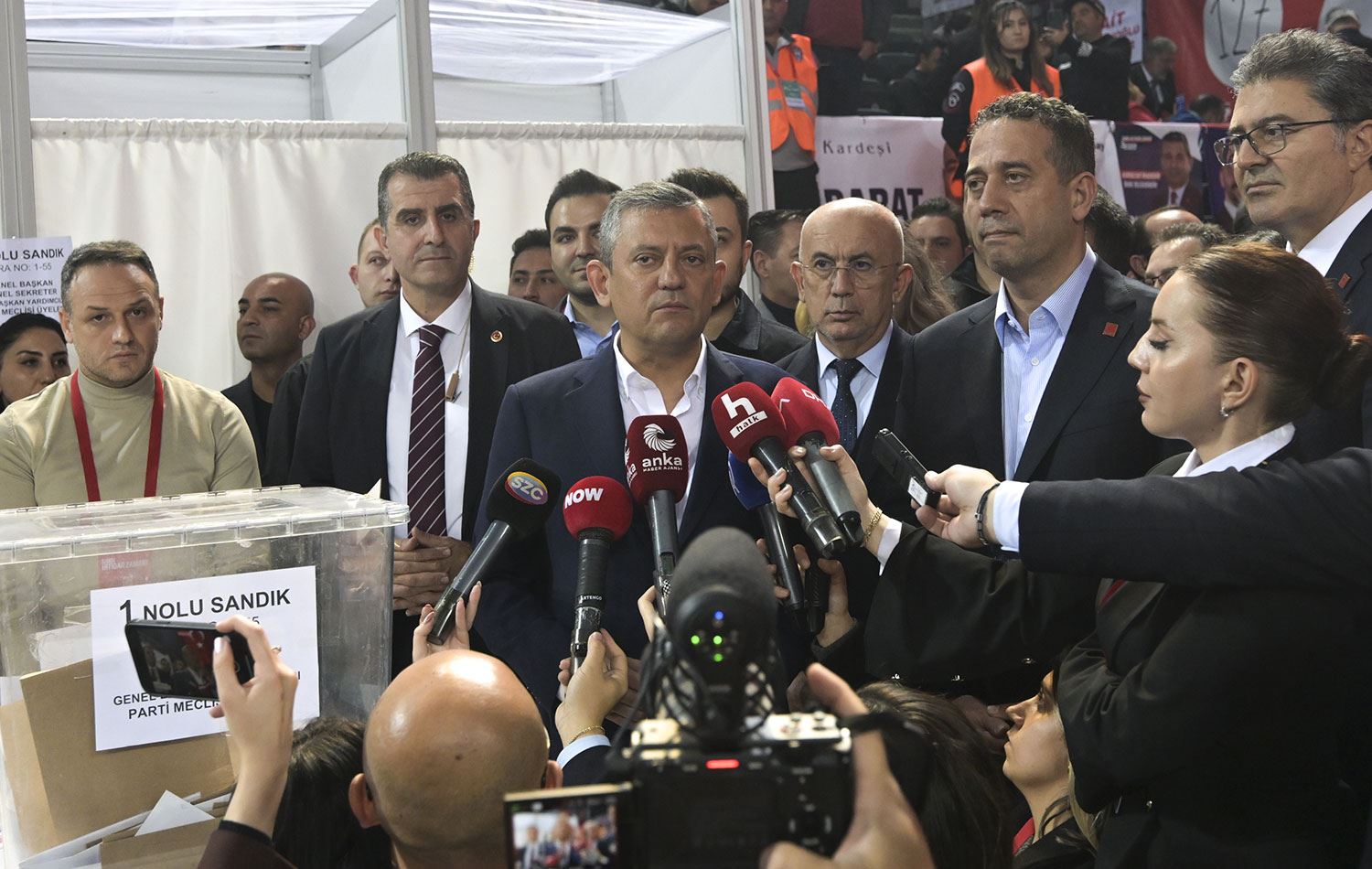 CHP Genel Başkanı Özgür Özel, CHP 39. Olağan Kurultayı'nın üçüncü gününde, Parti Meclisi ve Yüksek Disiplin Kurulu seçimlerinde oyunu kullanmıştı. / AA