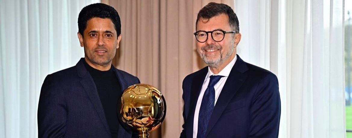 خلێفی لەکاتی وەرگرتنی خەڵاتەکە