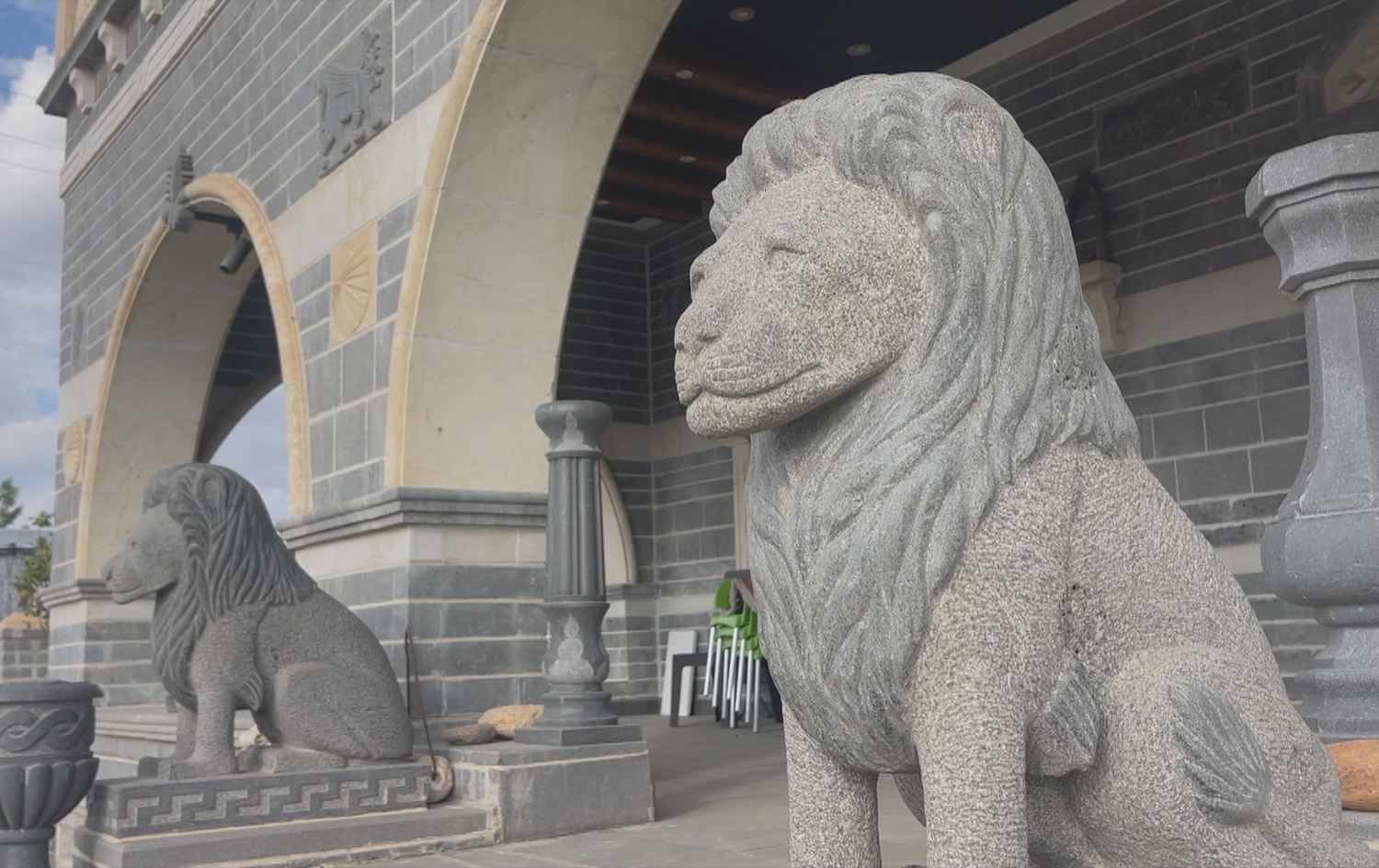 Peykerên ku ji kevirên reş hatine çêkirin / Wêne: Rûdaw