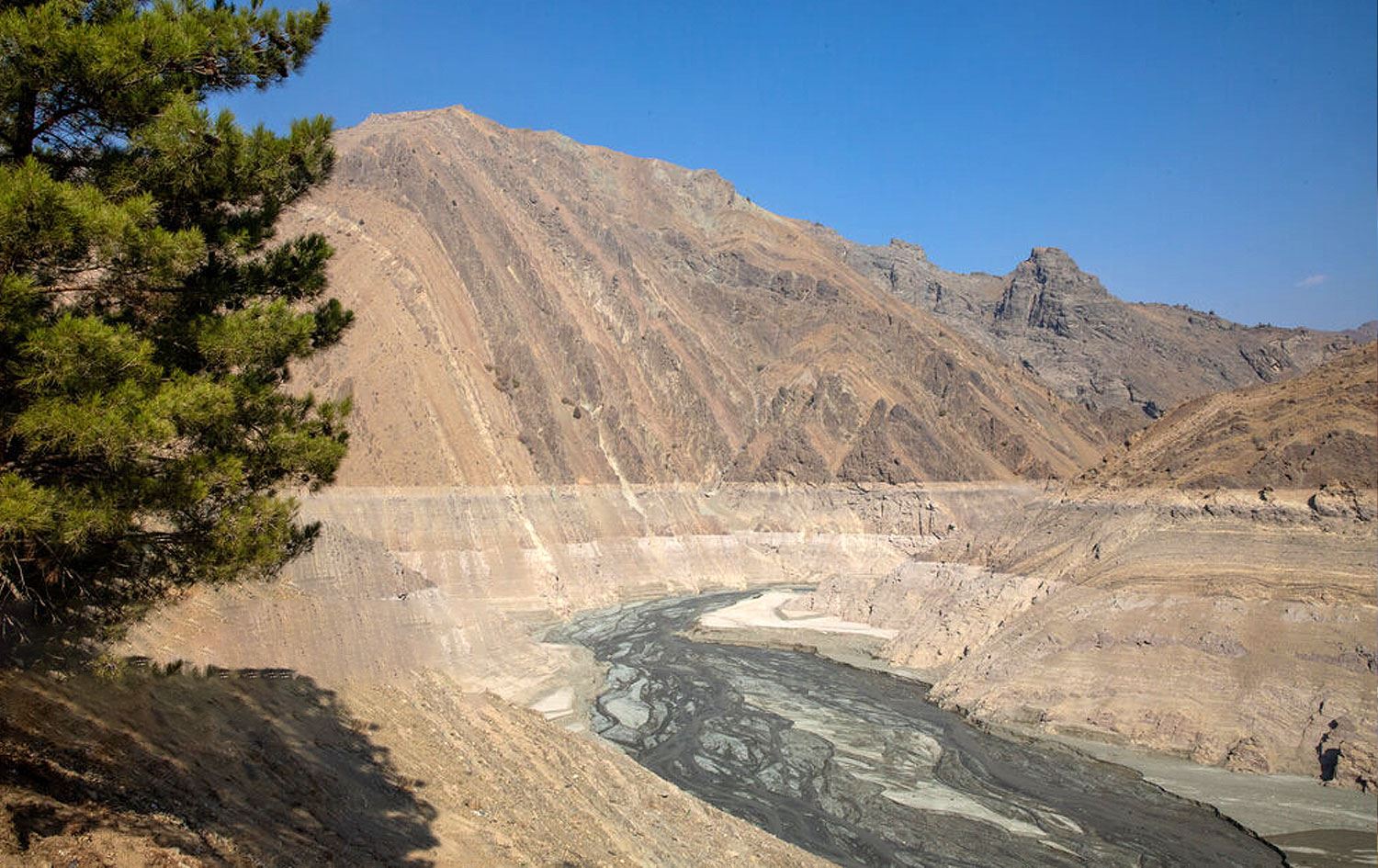 Tehran dam levels fall below half as autumn rainfall drops by 96%