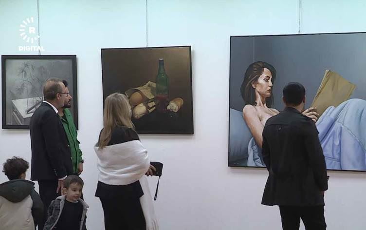 Rojavalı ressam Ekrem Bekir’in eserlerinden oluşan "Eşyaların Fısıltısı ve Yüzlerin Siması" adlı kişisel resim sergisi, başkent Erbil'de sanatseverlerin beğenisine sunuldu.