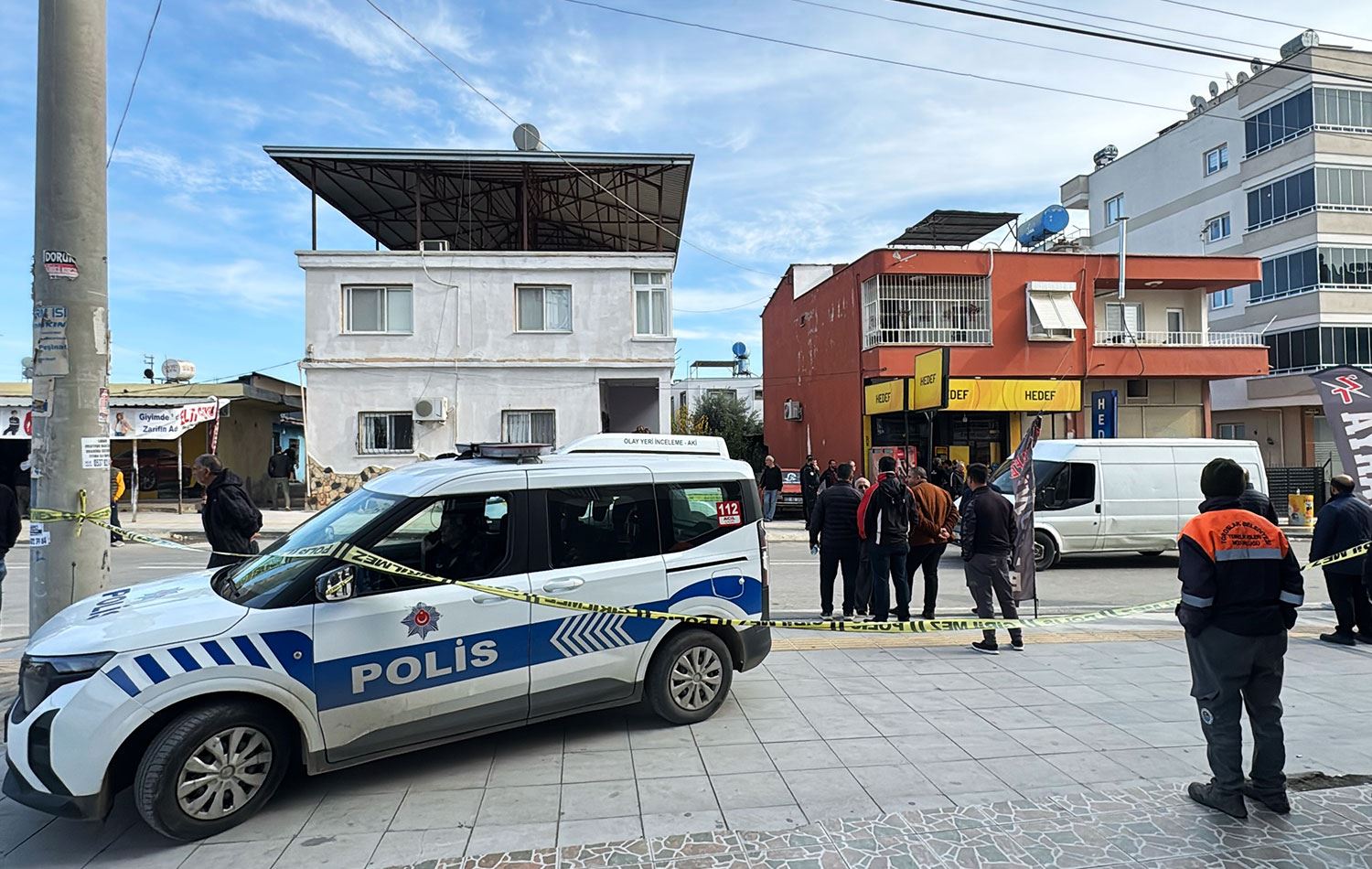 Mersin'de komşusu ve oğlu ile büfeciyi öldüren zanlı, polis ekiplerince vurularak yakalandı. / AA