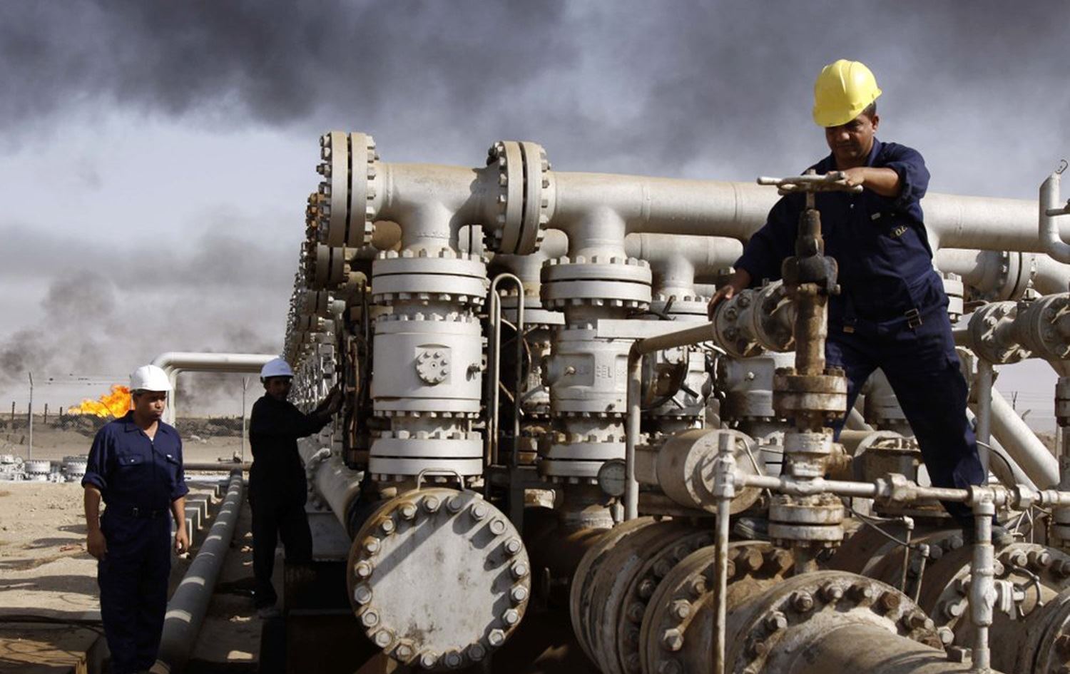 Iraqi laborers work at the Rumaila oil refinery in Zubair near the city of Basra, Iraq, December 13, 2009. File photo: Nabil al-Jurani / AP
