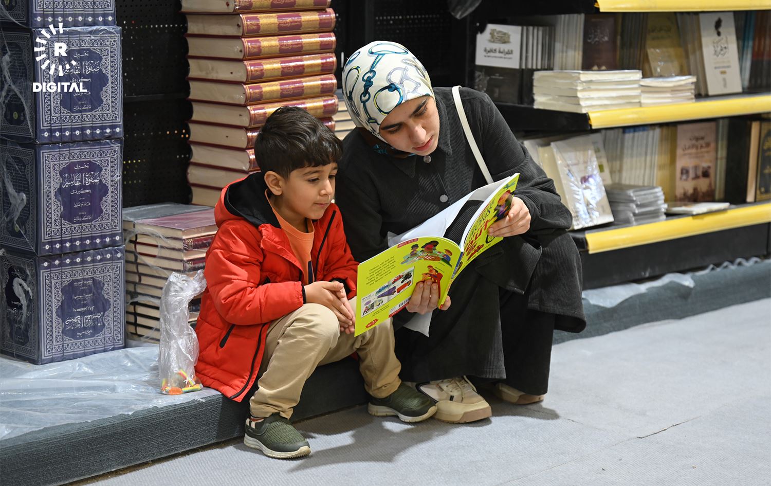 منداڵێکی بچووک لە پێشانگەی کتێب لە سلێمانی لە ساڵی 2024 کتێب دەخوێنێتەوە. وێنە: بڵند تاهیر - رووداو