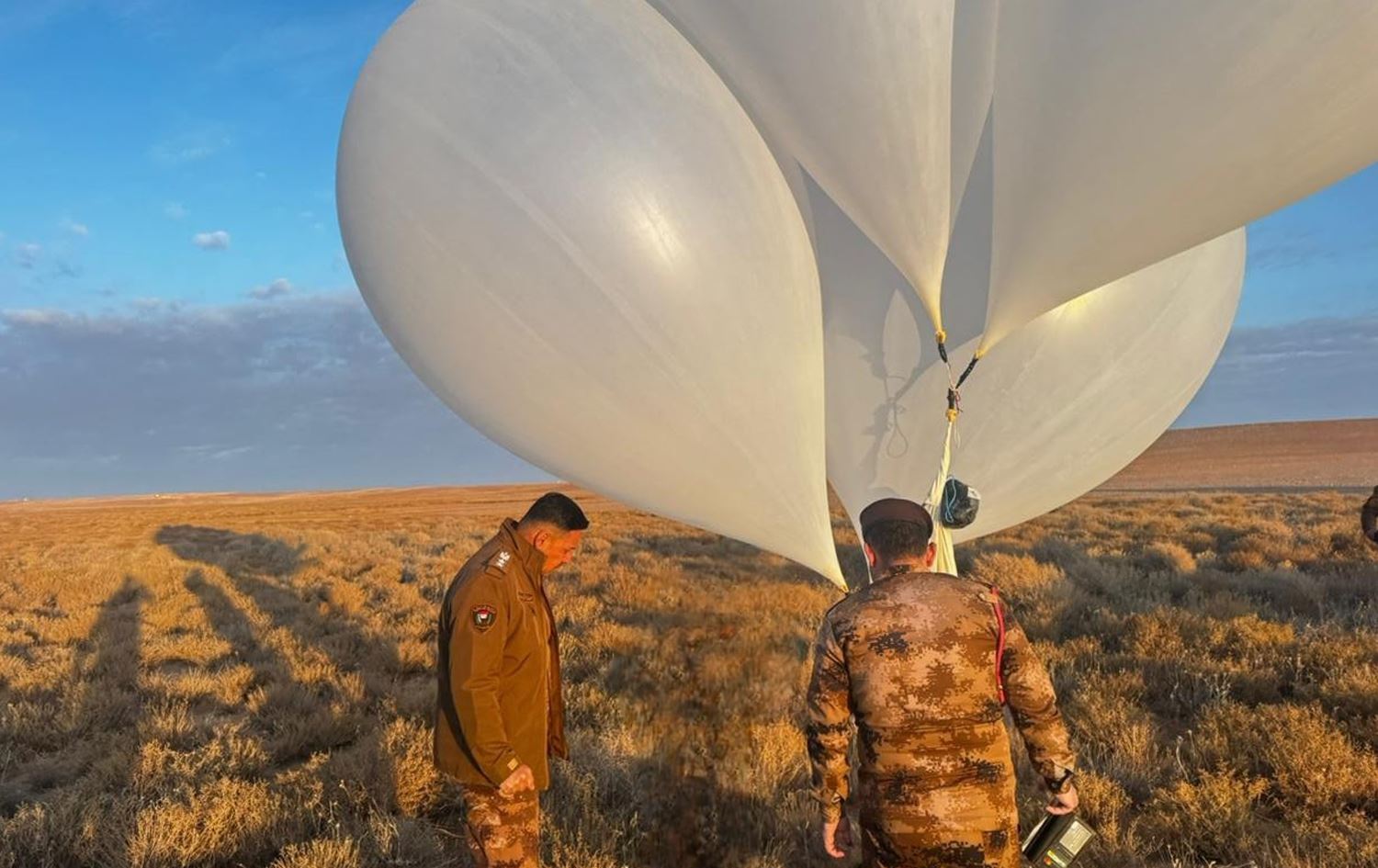 پاسەوانی سنووری عێراق رێگری لە دزەپێکردنی 37 کیلۆگرام مادەی هۆشبەر لە رێگەی باڵۆنەوە کرد