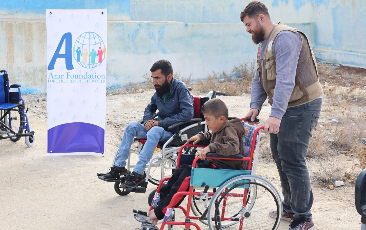 عفرين.. مؤسسة بارزاني الخيرية تقدم 40 كرسياً متحركاً لذوي الاحتياجات الخاصة