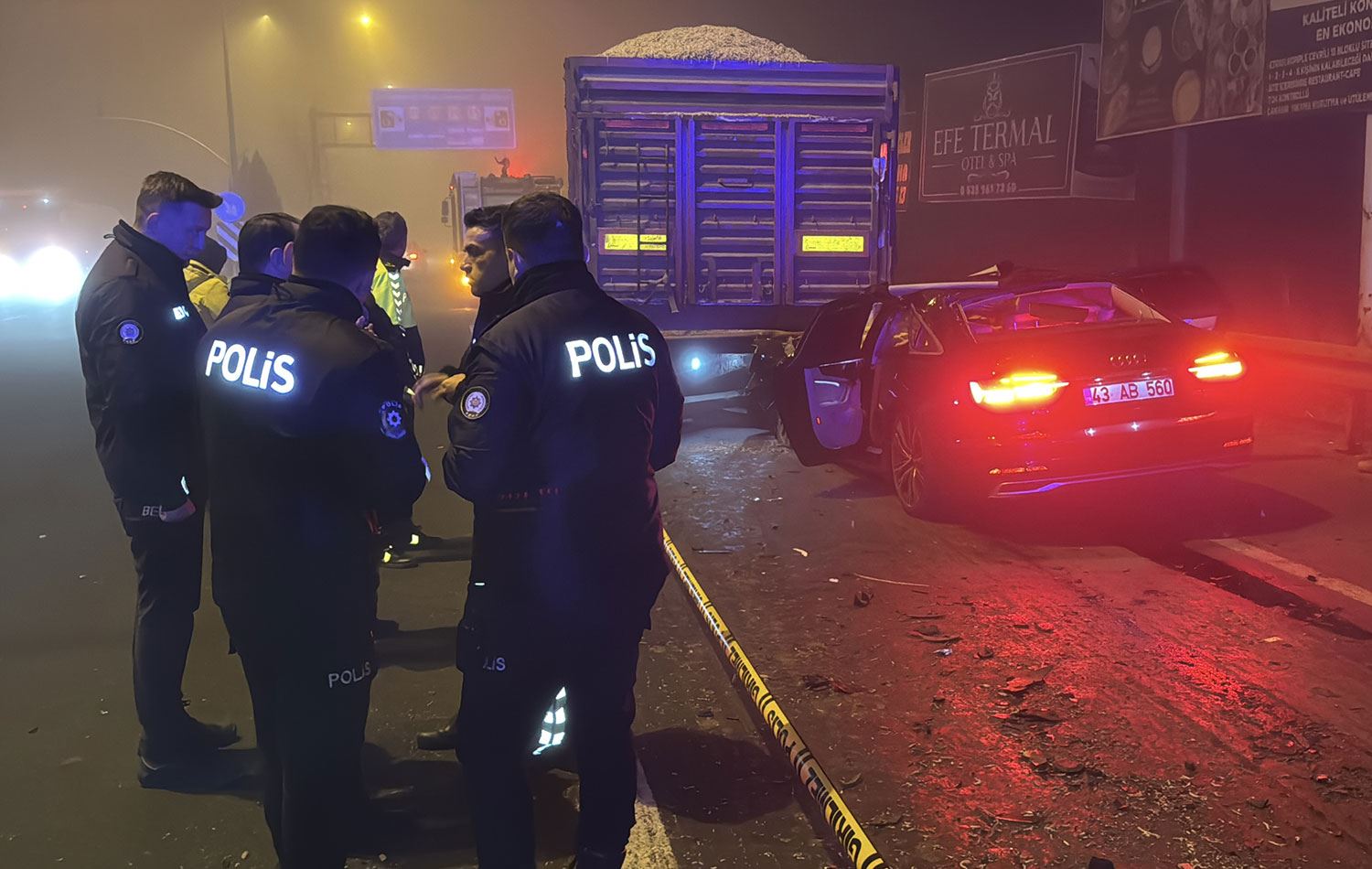 Kütahya'da otomobilin tıra arkadan çarpması sonucu 2'si kadın 4 kişi yaşamını yitirdi. / AA