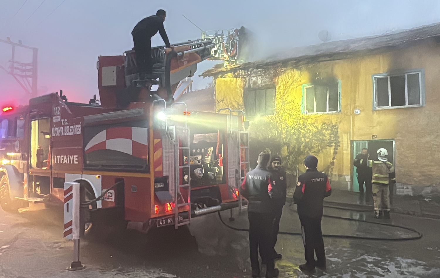 Kütahya'da ahşap evde çıkan yangında mahsur kalan kadın hayatını kaybetti, kızı ise yaralandı. / AA