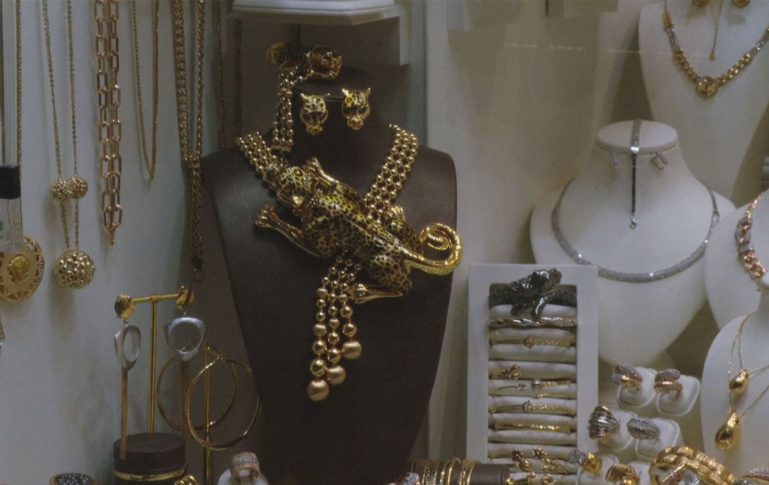 ئێرانییەکان دەیانەوێ بە کڕینی زێڕ خۆیان لە دابەزینی بەهای تمەن رزگار بکەن