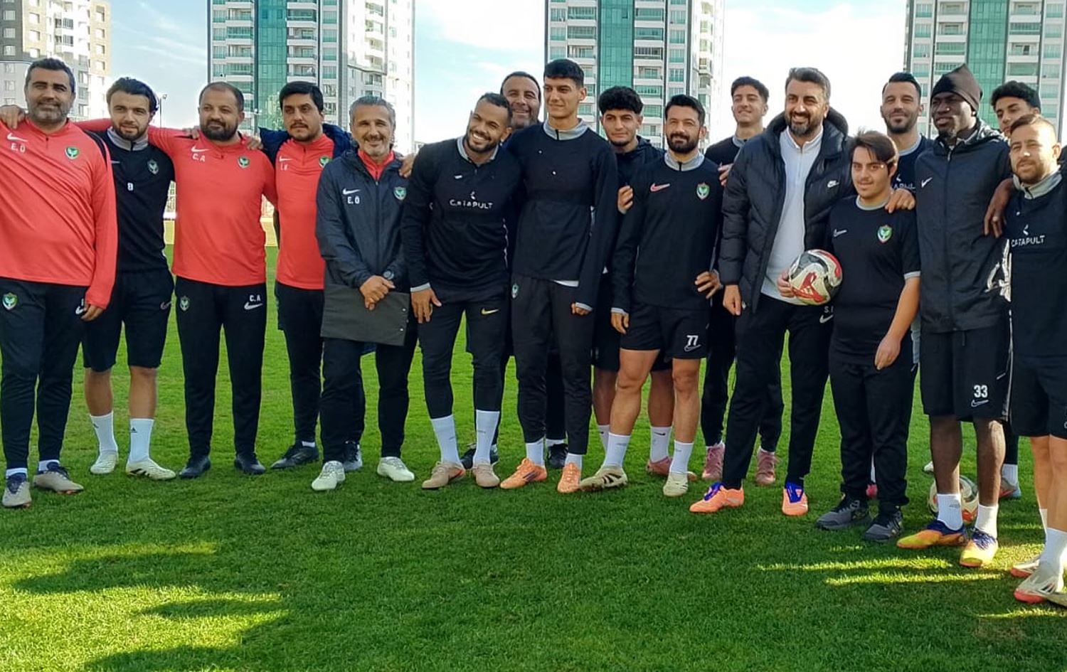 Zinar Altuntaş û lîstikvanên Amedsporê \ Wêne û Vîdeo: Rûdaw