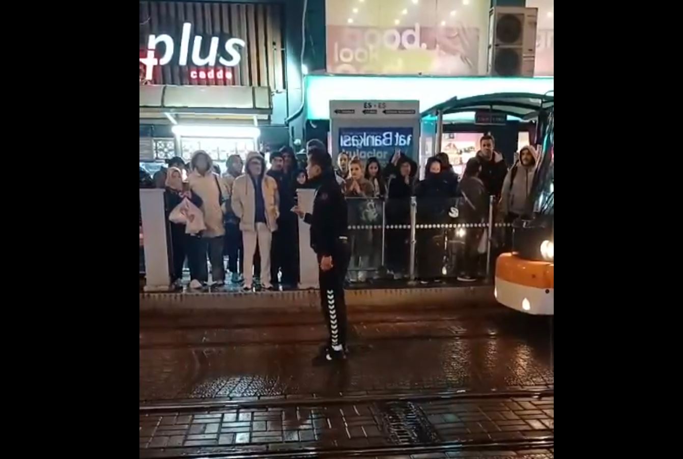 Sokakta yeni çözüm sürecini ve Öcalan ile görüşülmesini eleştiren trafik polisi görevden uzaklaştırıldı