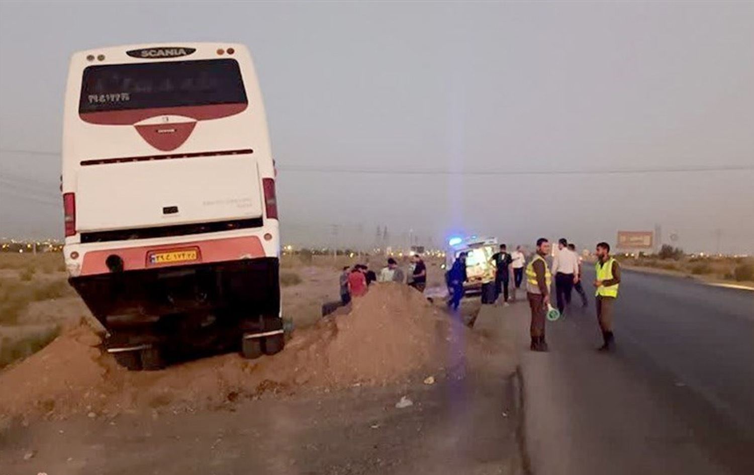 پاسێک لە کرماشان وەرگەڕا و 25 کەس برینداربوون