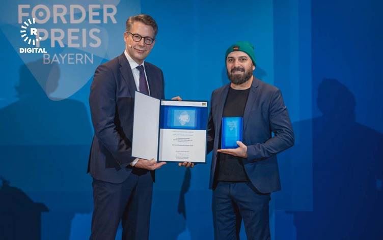 Nivîskarê Kurd Dilşad Numan xelata xwe werdigire / Wêne: Rûdaw