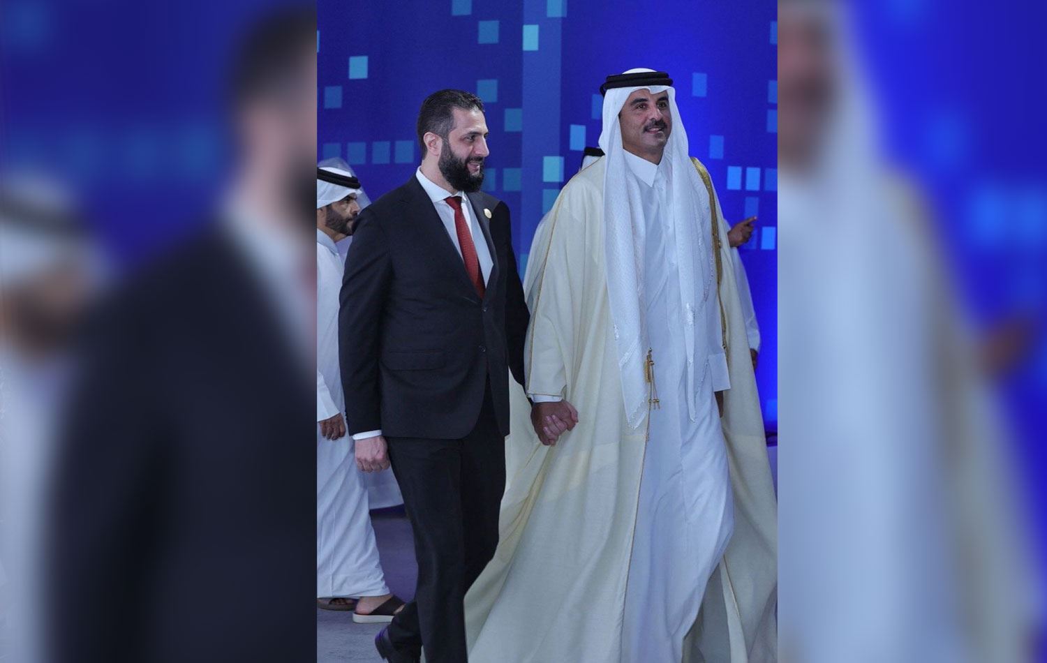 Suriye Cumhurbaşkanı Ahmed Şara ile Katar Emiri Temim el ele tutuşup samimi pozlar verdi. /  Kaynak: X 