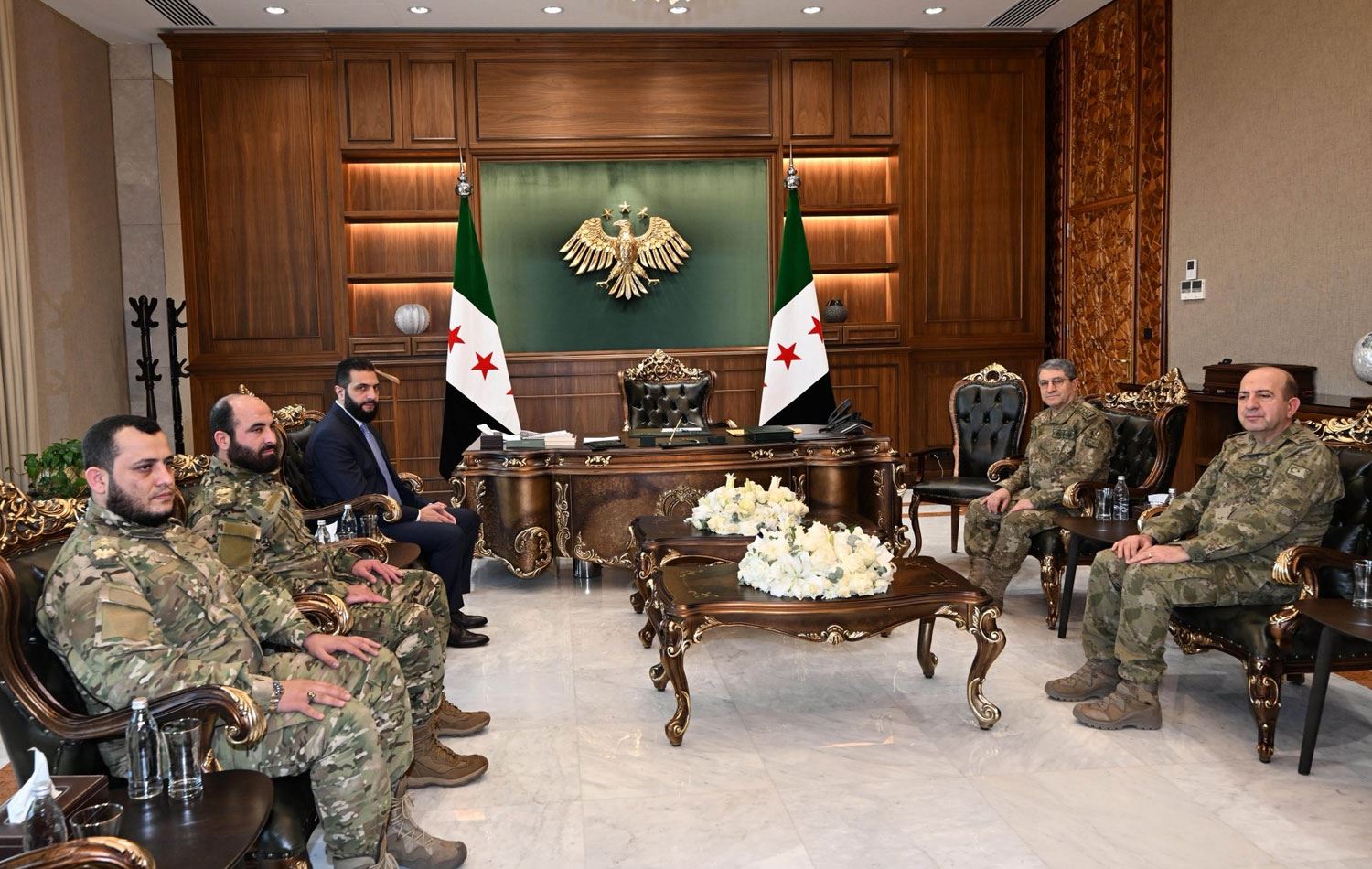 Türkiye Genelkurmay Başkanı Orgeneral Selçuk Bayraktaroğlu (sağ başta), Suriye'nin başkenti Şam'da, Suriye Cumhurbaşkanı Ahmed Şara (sol başta) ile bir araya geldi.