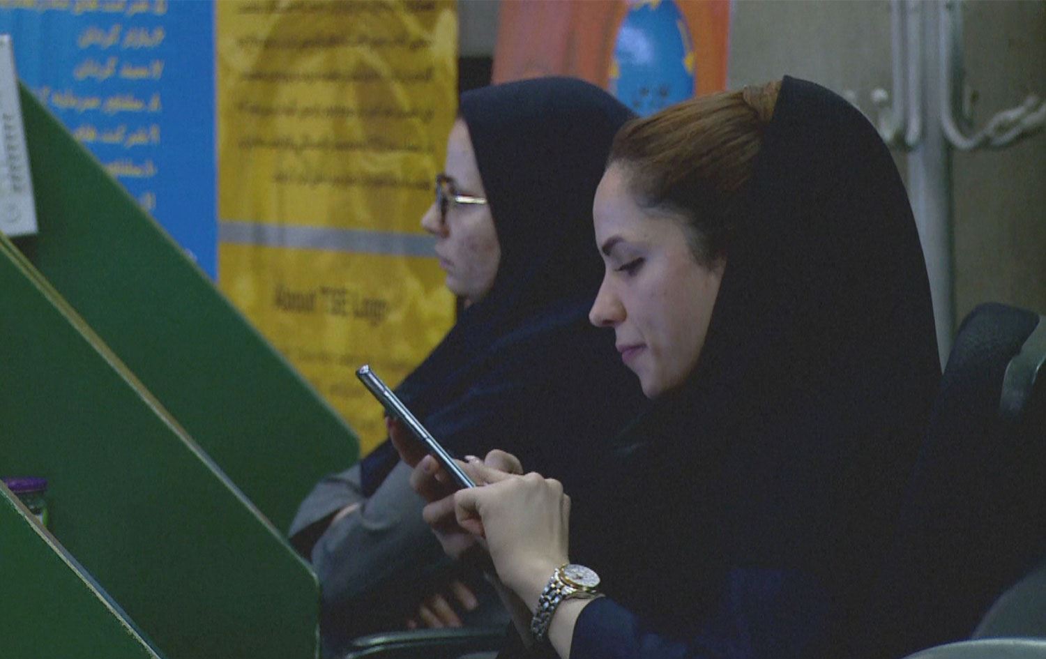 بەشێکی ئێرانییەکان فیلتەرشکێن و بەشێکی دیکەیان سیم کارتی سپی بەکاردەهێنن.