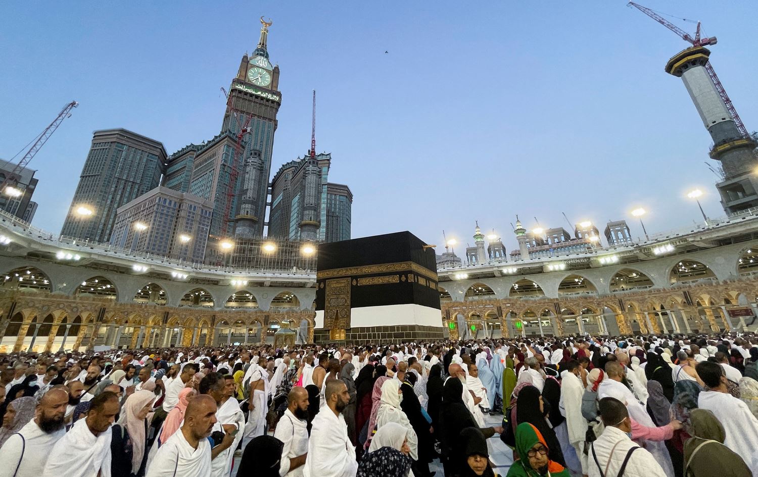 حاجییان لە مزگەوتی حەرام بە دەوری کەعبەدا تەواف دەکەن. وێنە: Reuters