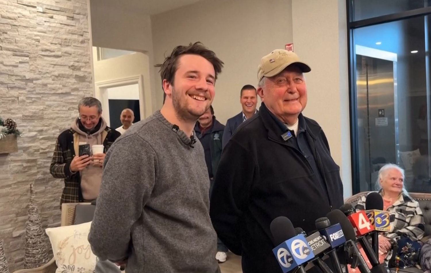 Yardım çekinin verildiği Ed Bambas (sağda) gözyaşlarını tutamadı. / Video alıntısı / AP