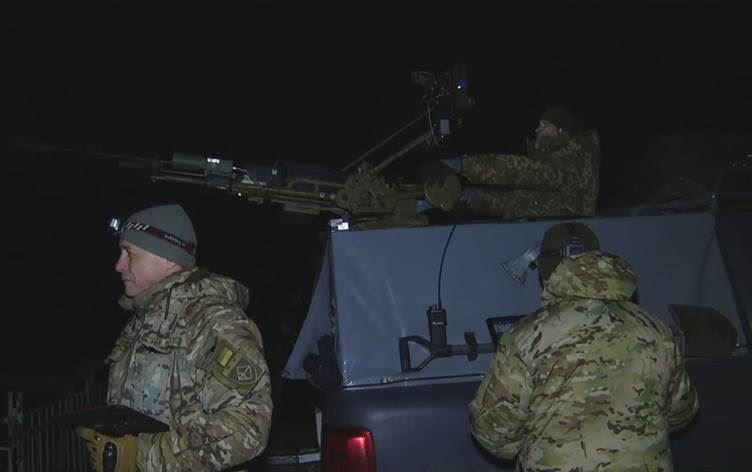 Rusya'nın İHA saldırılarını yoğunlaştırması üzerine gönüllüler Kiyev semalarını savunuyor.