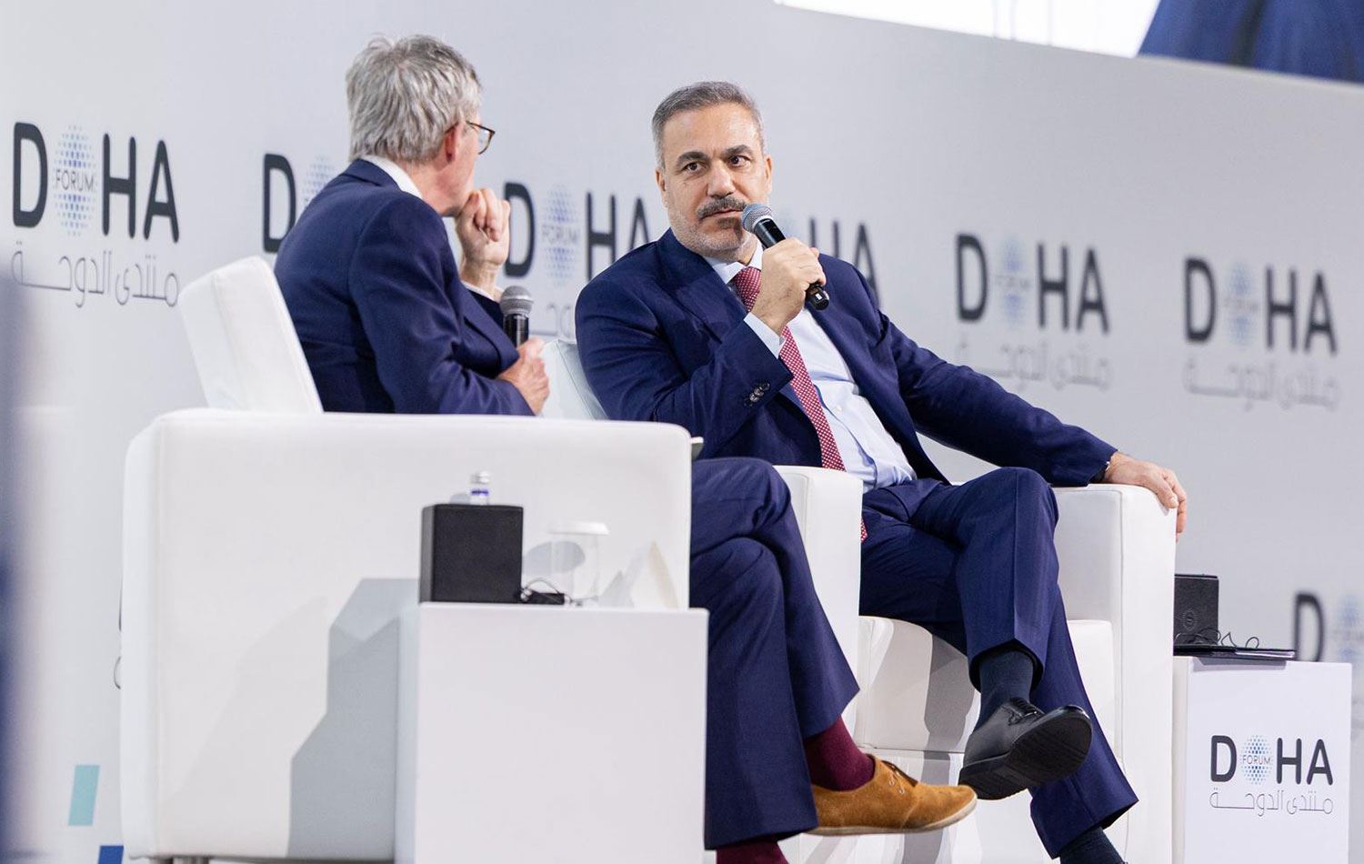 Türkiye Dışişleri Bakanı Hakan Fidan (sağda), 23. Doha Forumu kapsamında, The Guardian gazetesi diplomasi editörü Patrick Wintour'un sorularını cevapladı. / AA