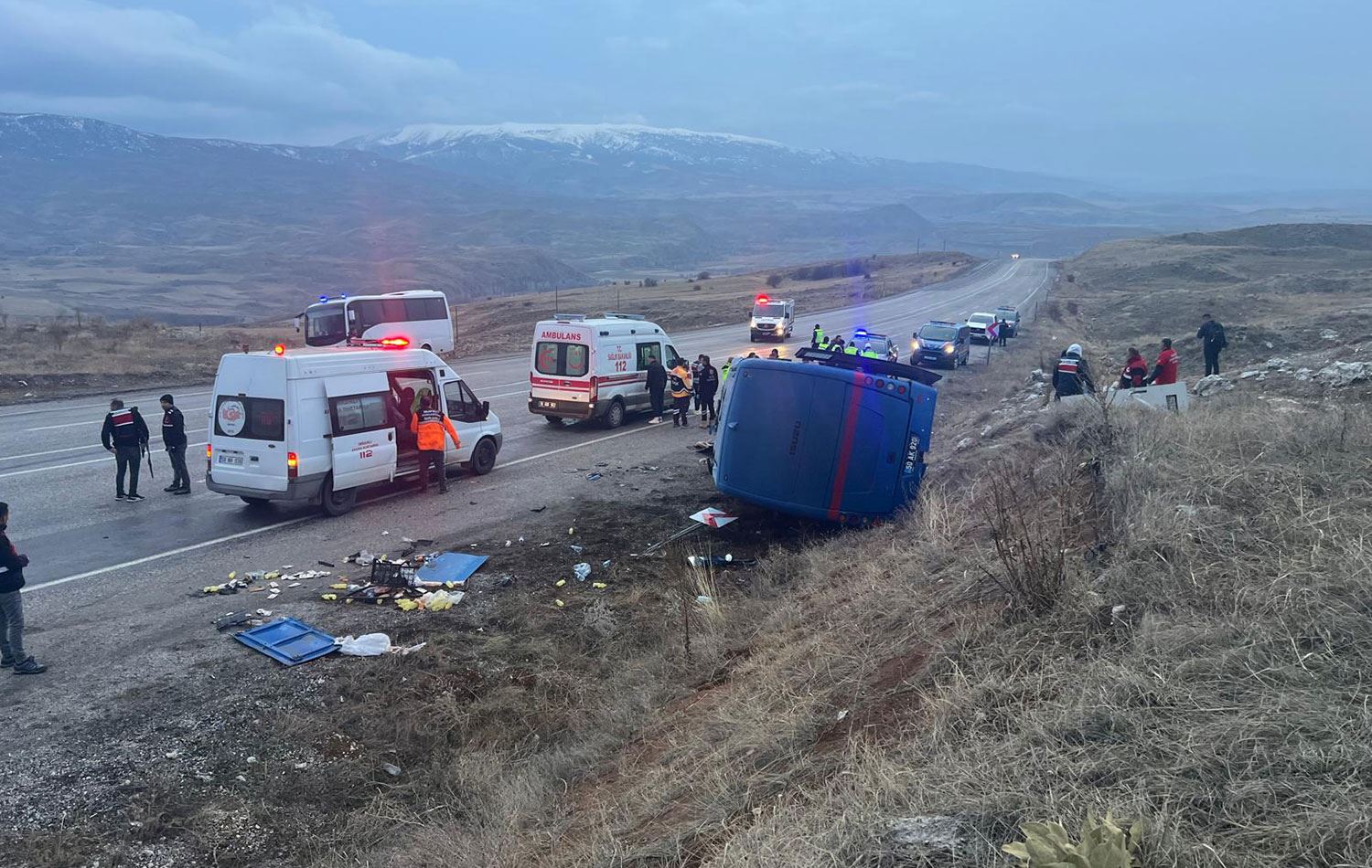 Sivas'ın Zara ilçesinde, cezaevi ring aracının devrilmesi sonucu 3'ü ağır 9 kişi yaralandı. / AA