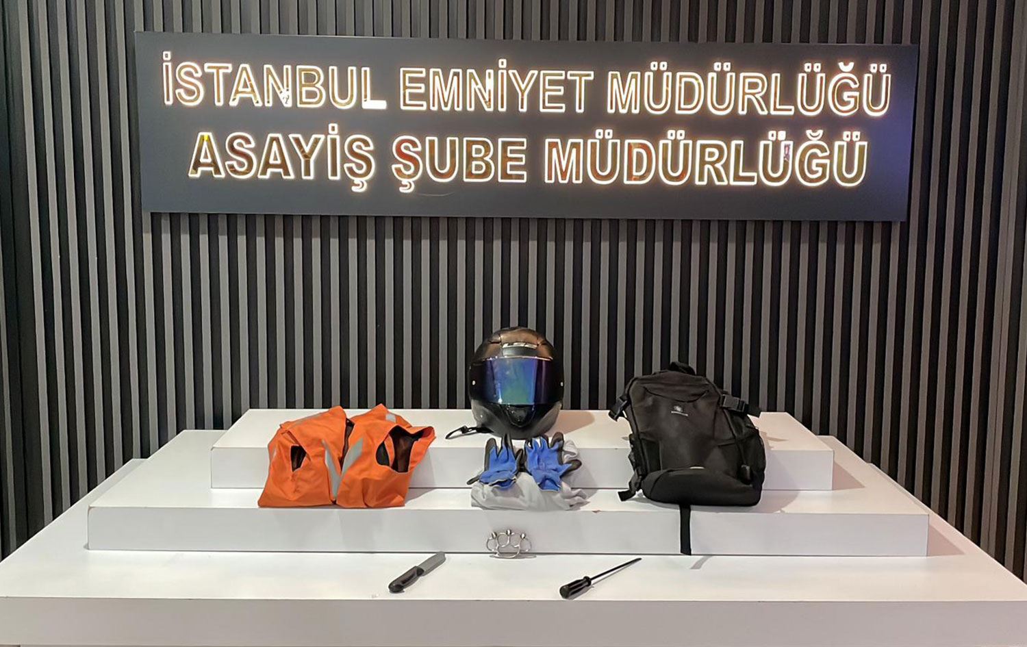 Zanlının, olay esnasında kullandığı alet ve ekipmanlar, emniyette sergilendi. / AA