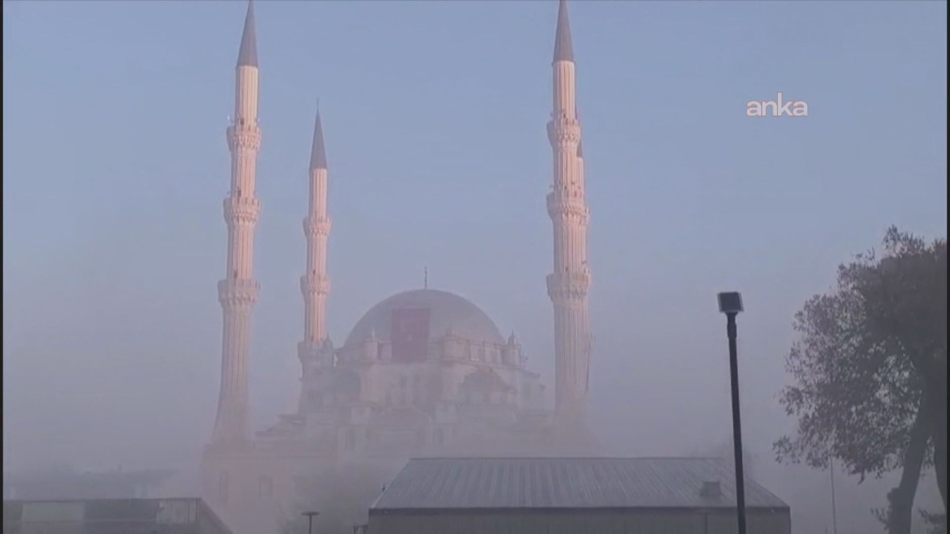 هەڵکەوتەی جوگرافی شارەکە و بەکارهێنانی خەڵووزی بێ کوالێتی هۆکاری سەرەکی پیسبوونن.