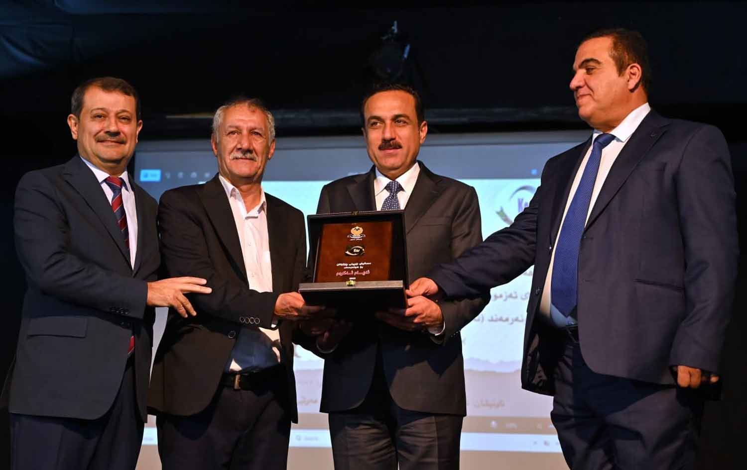 ئەیام ئەکرەم لە کاتی خەڵاتکردنیدا یادی هاوڕێ کۆچکردووەکانی دەکاتەوە