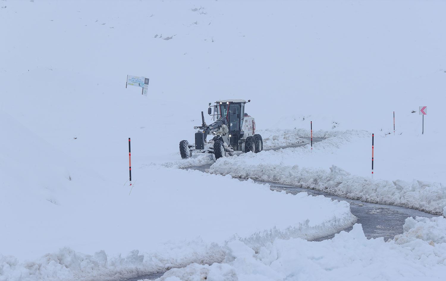 Hakkari'de kar sonrası yollar temizleniyor / Foto: AA