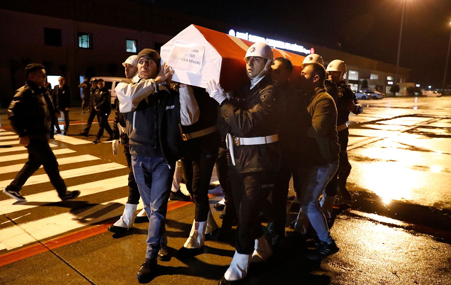 Özel Harekat polisi Emre Albayrak'ın cenazesi Samsun'a götürüldü. / AA