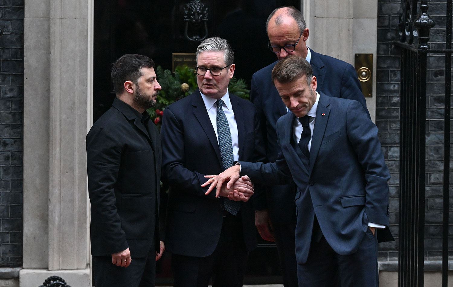 Ukrayna Devlet Başkanı Volodimir Zelenski (solda) Londra'daki Başbakanlık Ofisi 10 Numara'da Fransa Cumhurbaşkanı Emmanuel Macron (sağda), İngiltere Başbakanı Keir Starmer (sol 2) ve Almanya Başbakanı Friedrich Merz (sağ 2) ile bir araya geldi. / AA