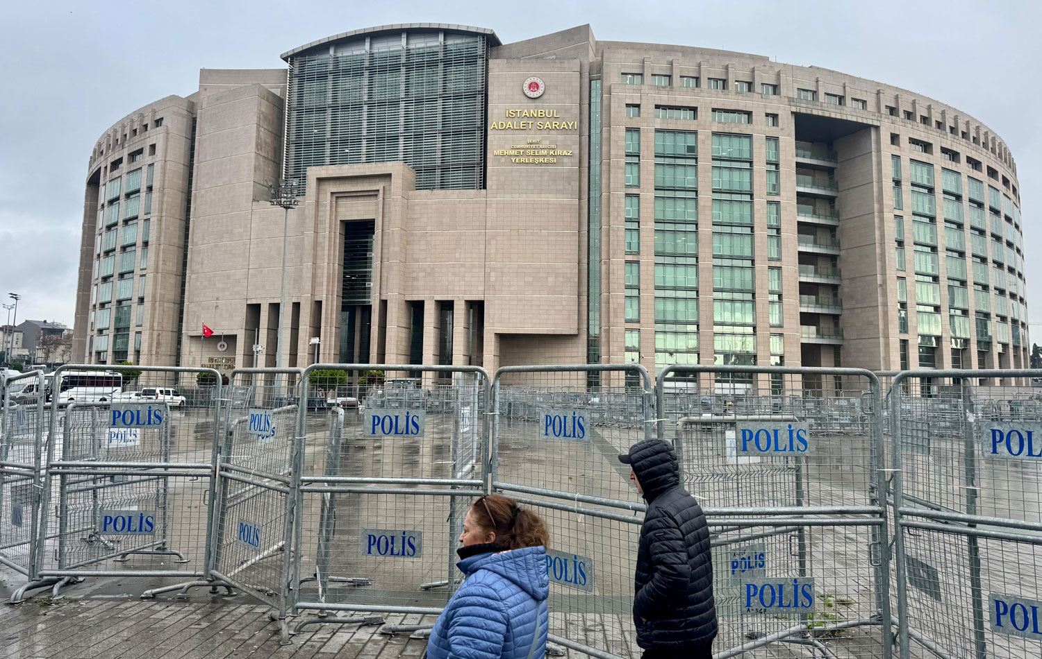 Gazetecilerin yargılandığı davada karar: İmza yükümlülüğü kaldırıldı, yurt dışı çıkış yasağı sürecek