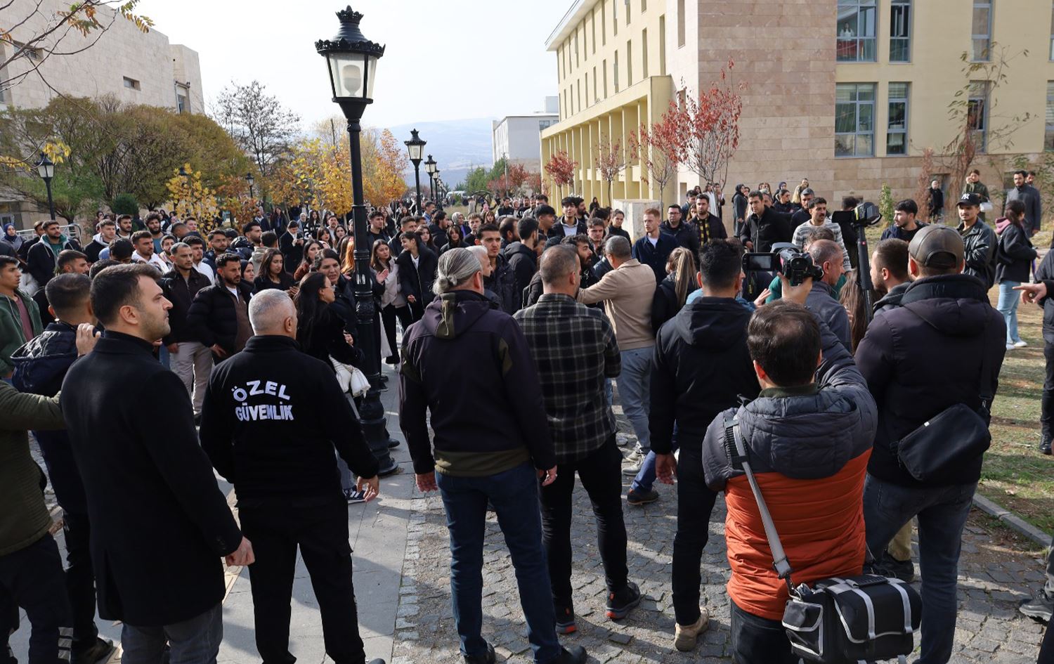 Xwendekarên Zanîngeha Mûnzurê û hêzên ewlehiyê / Wêne: Rûdaw