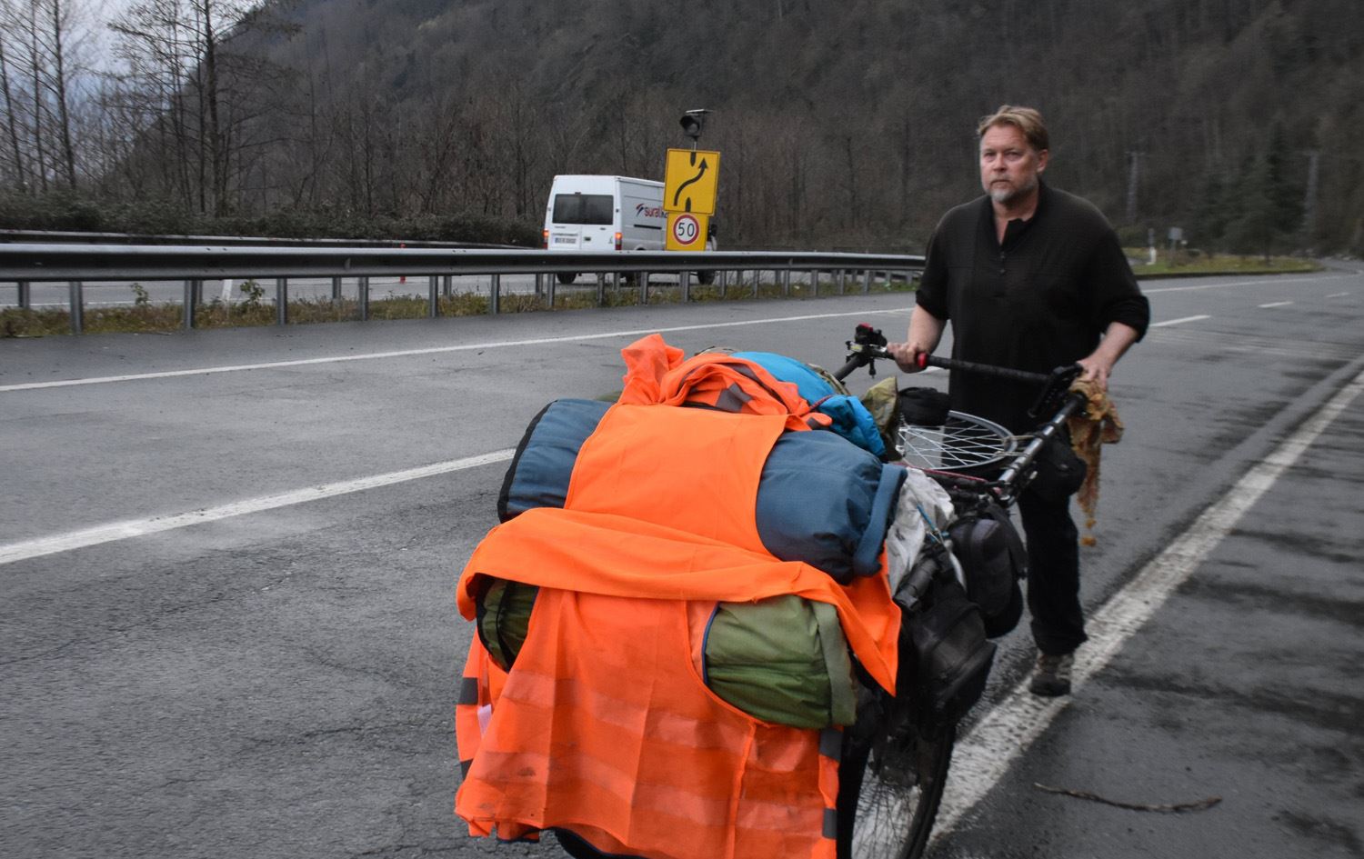 گەشتیارێکی بەریتانی لە چیلییەوە دەیەوێت بە پێ بچێتەوە وڵاتەکەی؛ دوای 27 ساڵ گەیشتووەتە هەنگاریا