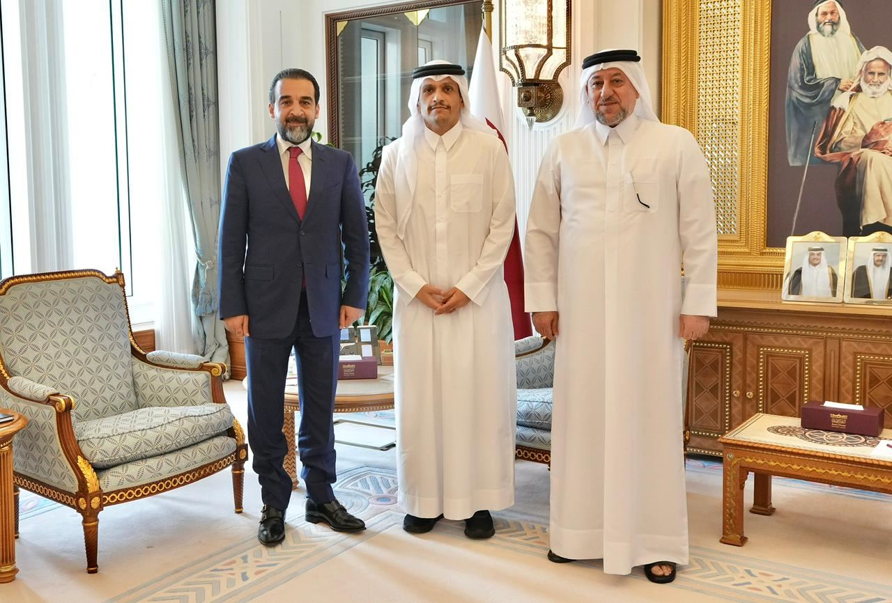 وێنەیەکی خەمیس خەنجەر و محەممەد حەلبووسی لەگەڵ سەرۆکوەزیرانی قەتەر