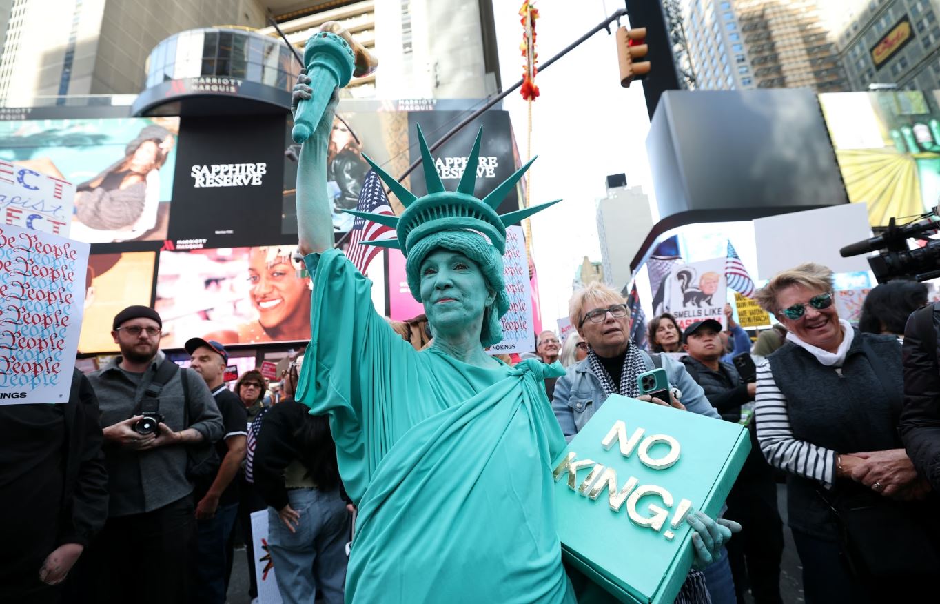 A person dressed in a Statue of Liberty costume participates in a protest in New York City on October 18, 2025. Photo: AFP 