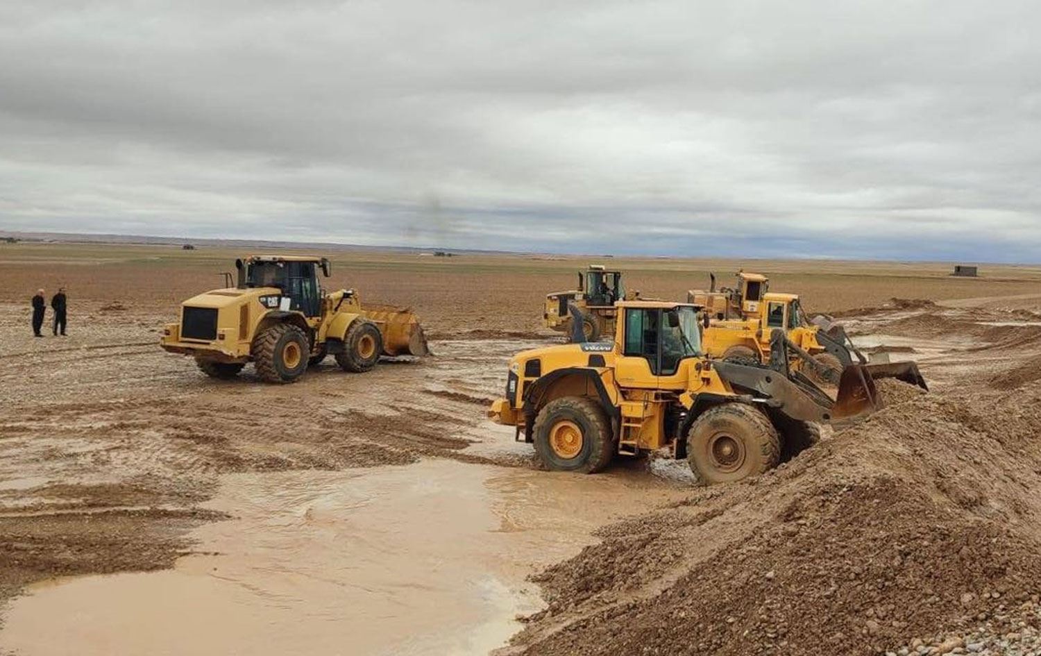 Garmiyan administration teams repairing an embankment to prevent flooding in Kalar on December 10, 2025. Photo: Garmiyan Administration/Facebook