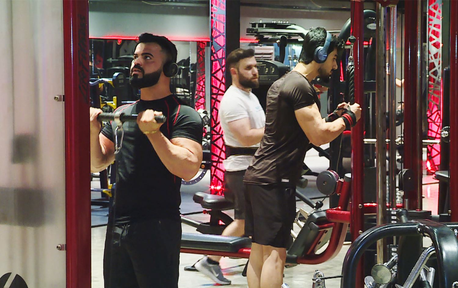 چەند گەنجێک وەرزش دەکەن. وێنە: رووداو