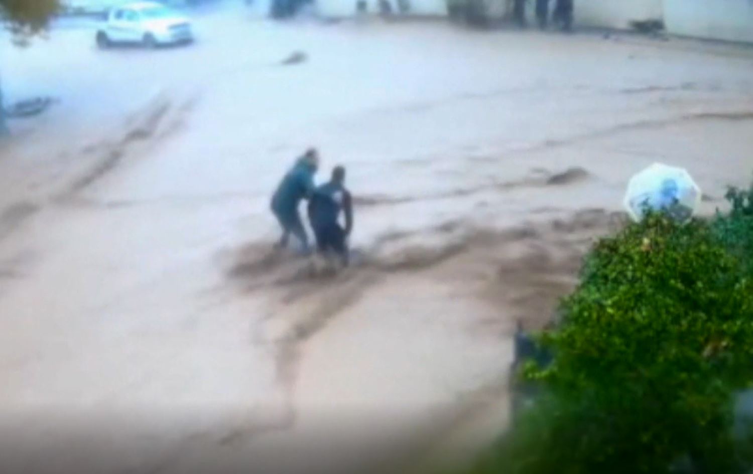 لە چەند چرکەیەکدا 20 قوتابی لە لافاو رزگار کران