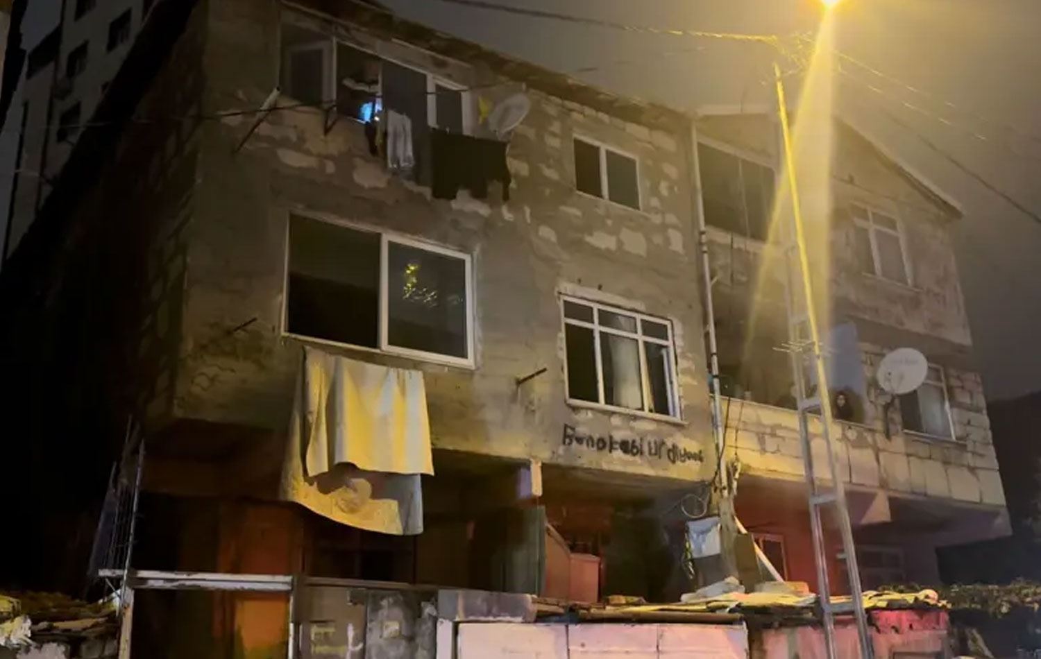 Yangın çıkan bina. / Foto: DHA