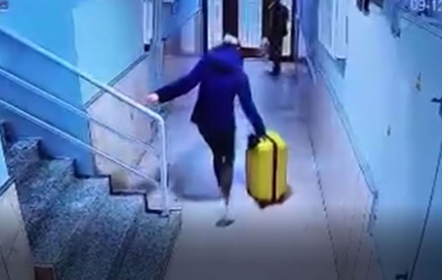 İstanbul'un Büyükçekmece ilçesinde şüphelilerin valizleri ile birlikte apartmandan çıktığı anlar. / AA