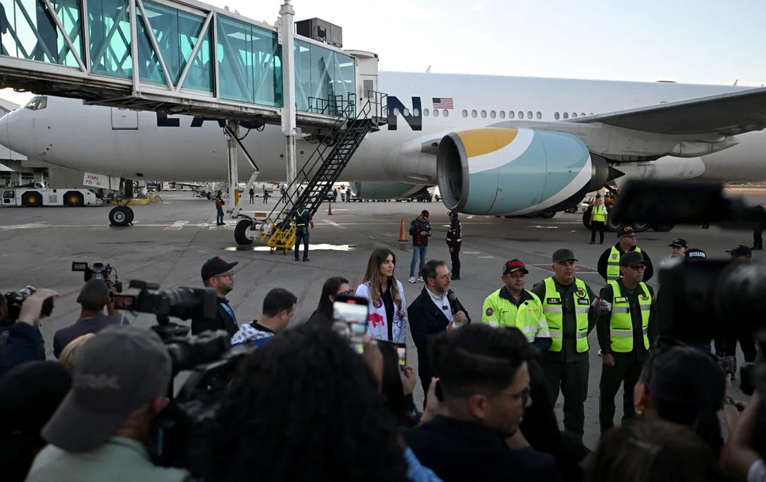 ئەمریکا بۆ دیپۆرتکردنەوەی کۆچبەران فڕۆکەی بۆینگ دەکڕێت