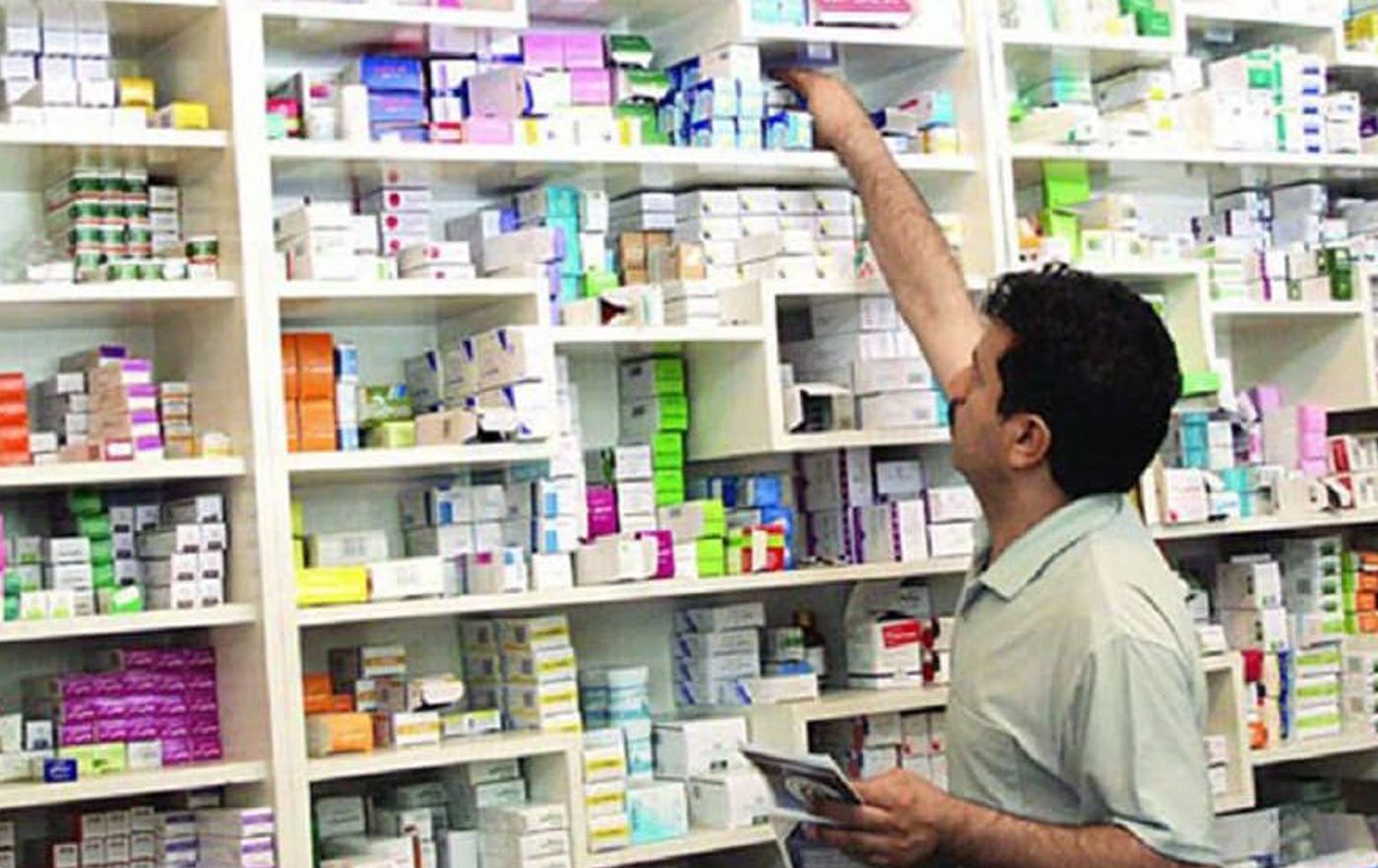 دەرمانخانەیەکی ئێران.