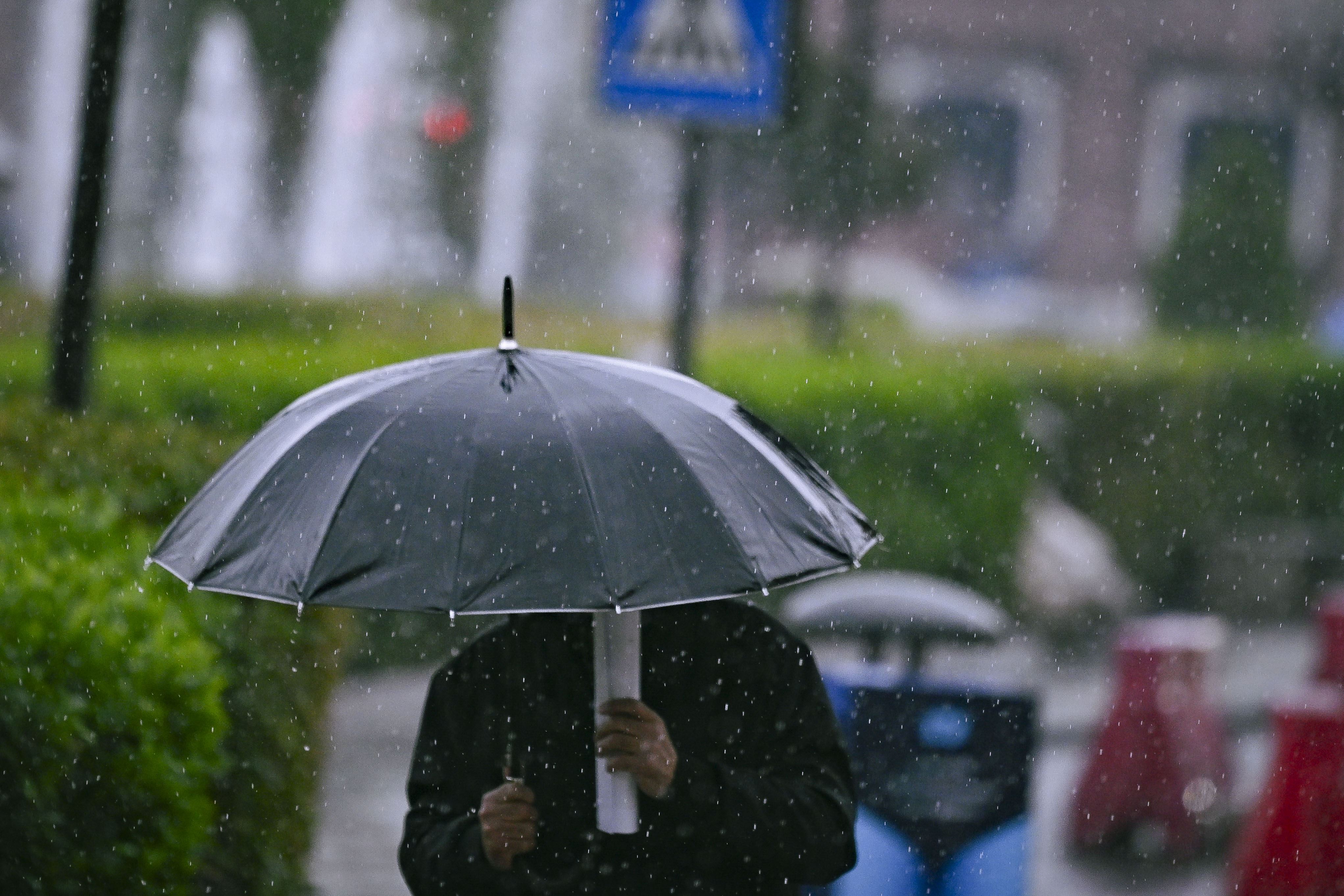  کەسێک لە هەولێر لەبەر باران چەتری هەڵداوە. وێنە: بڵند تاهیر - رووداو