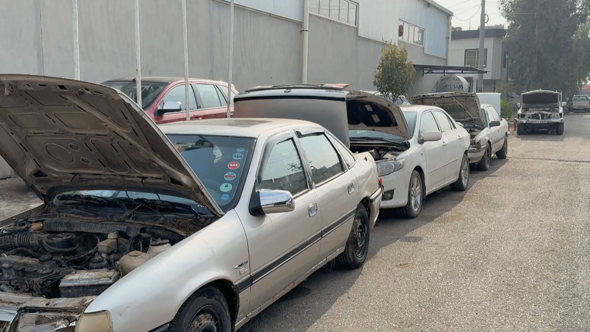 میکانیکێکی هەولێر بێبەرامبەر ئۆتۆمبێلە لافاوبردووەکانی چەمچەماڵ چاکدەکاتەوە