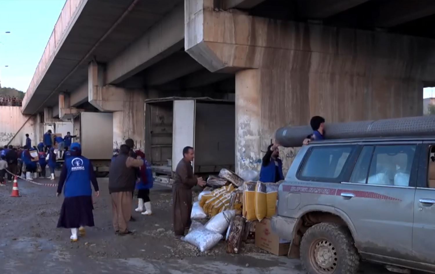 جانب من تقديم المساعدات للمتضريين من قبل مؤسسة روانگە 