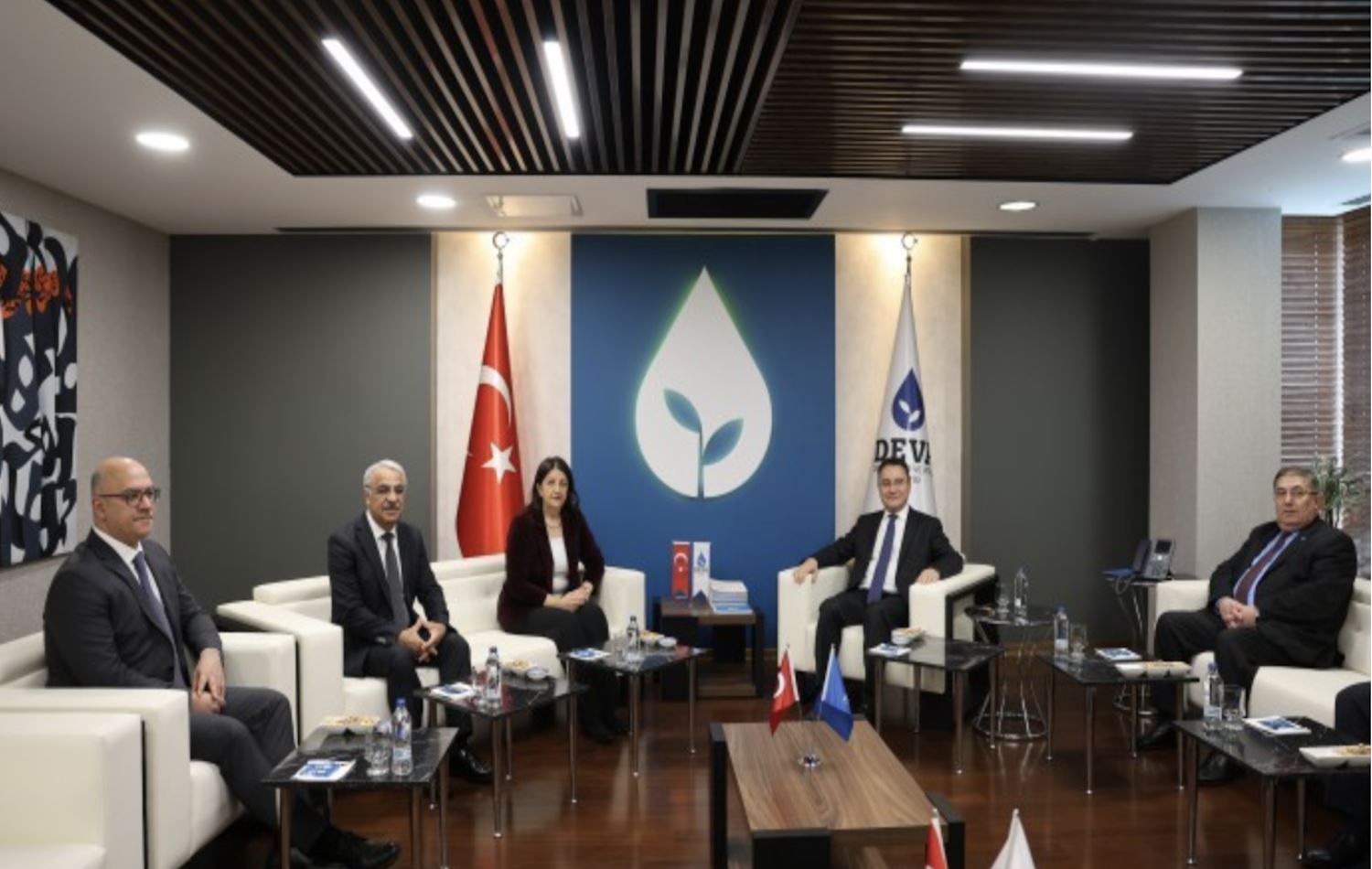 DEM Parti İmralı Heyeti, çözüm süreci kapsamında Ankara'da temaslarını sürdürüyor

Heyet, sabah saatlerinde DEVA lideri Ali Babacan ile görüştü

Bugün 14.00'te MHP Genel Başkanı Devlet Bahçeli ile de bir araya gelecek